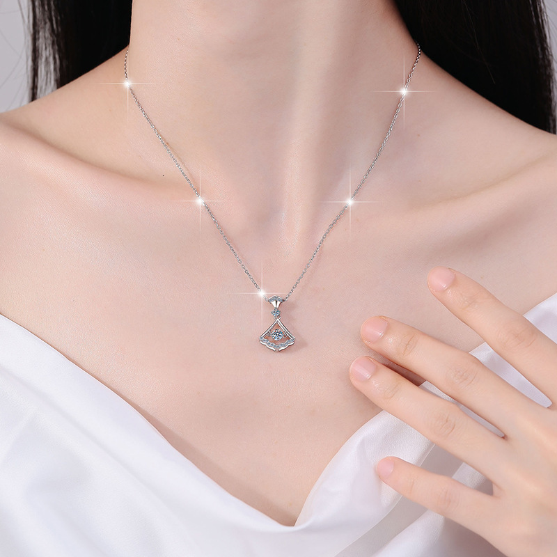 S925 sterling silver moissanite necklace for women versatile and high-end small skirt with agile collarbone chain headwear