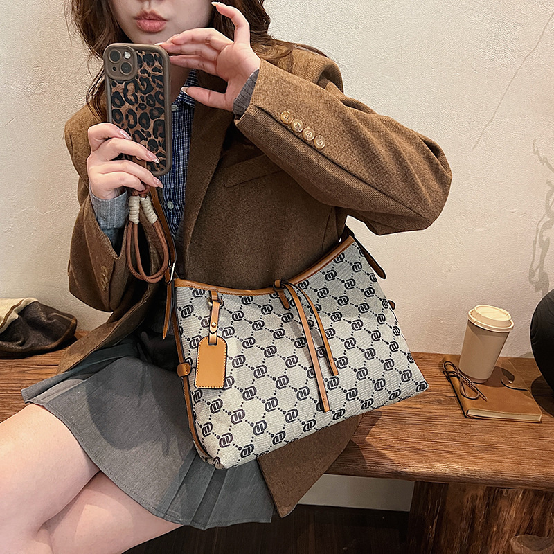 Free Shipping 2025 new Designer Bag Fashion Leisure Travel Tote Bag Handbill Shoulder Bag Women's Daily Matching