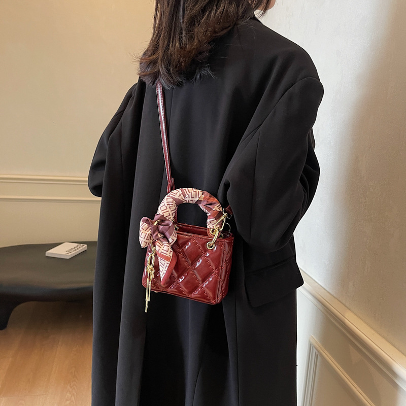 2024 New Xiaoxiangfeng Lingge Daifei Fashion Handheld Single Shoulder Crossbody Bag Korean style Niche Design