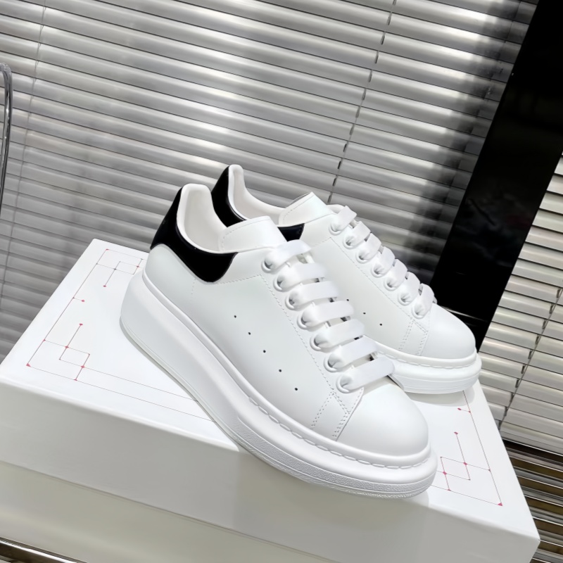 Boots Classic White Women Designer Shoes Luxury Top Leather Men Platform Shoes Lace-up Round Toe Outdoor Sports Sequined Jelly Clour Size 36-44 Rubber Bottom Letter