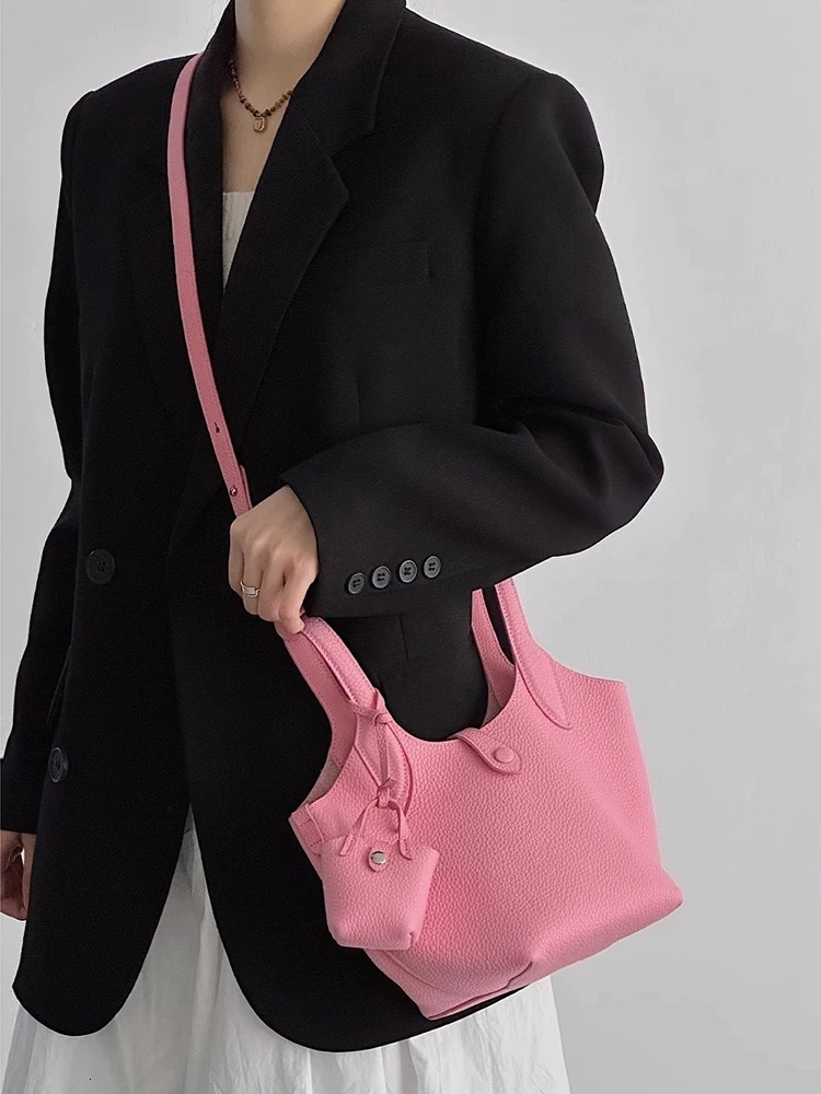 2025S Fashion Designer Handheld Vegetable Basket Bag Women S New Style Light Luxury Niche Single Shoulder Crossbody Casual Soft Leather Versatile Buck