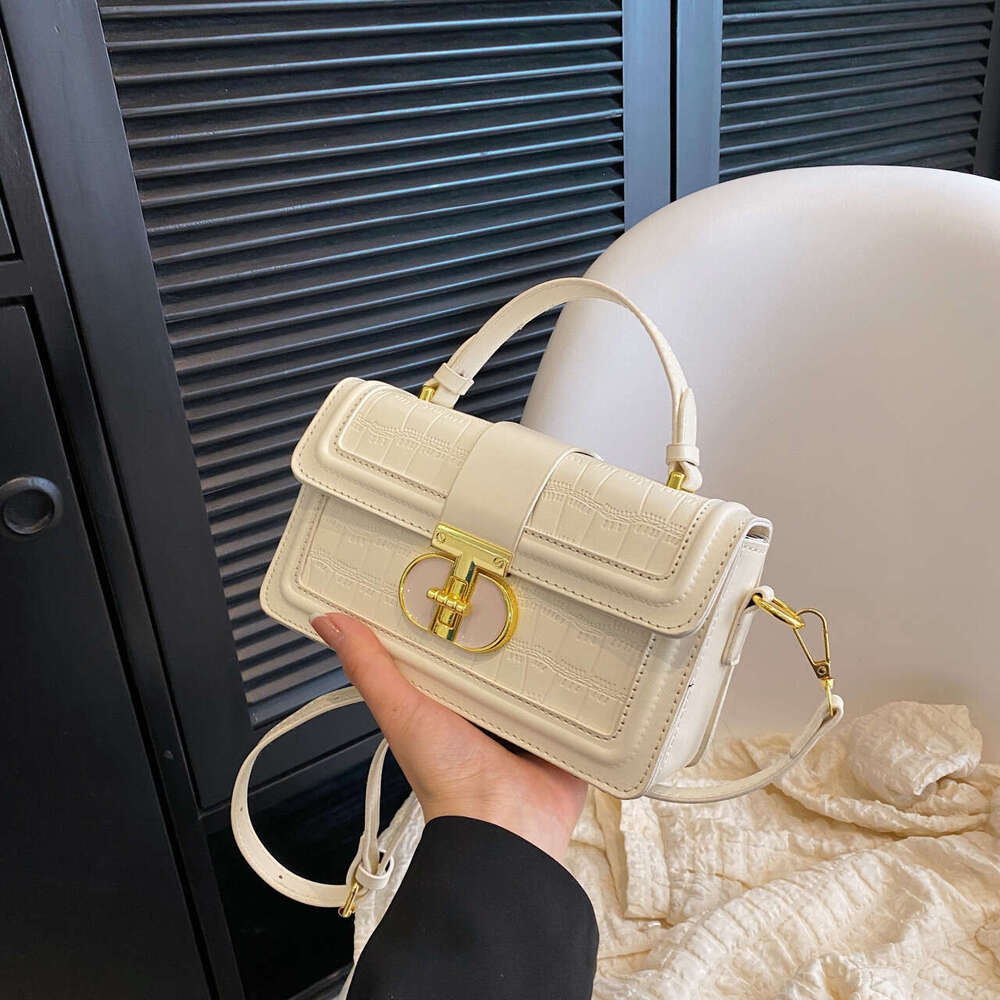 High quality solid color portable box for spring and summer 2023, niche light luxury single shoulder crossbody small square bag