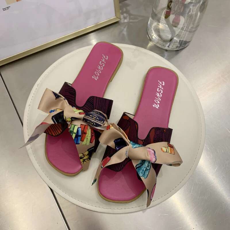 2025 Summer New Ethnic Graffiti Designer Fashion Bow Sandals Korean Edition One Word Slippers Indoor and Outdoor Beach Shoes1