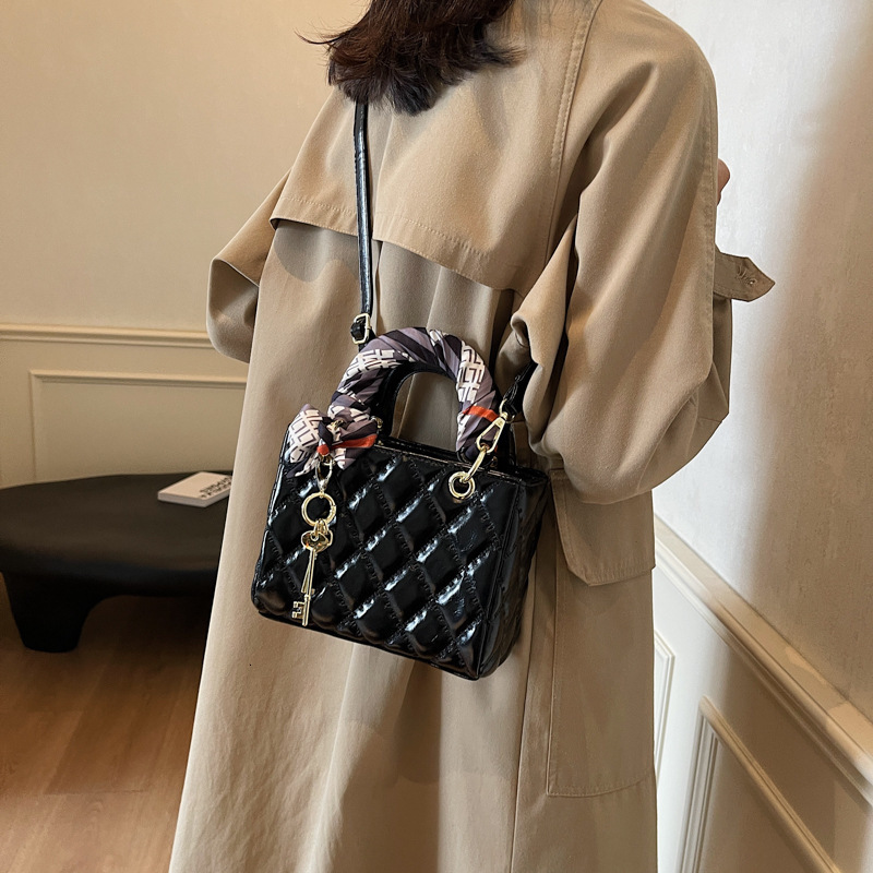 2024 New Xiaoxiangfeng Lingge Daifei Fashion Handheld Single Shoulder Crossbody Bag Korean style Niche Design