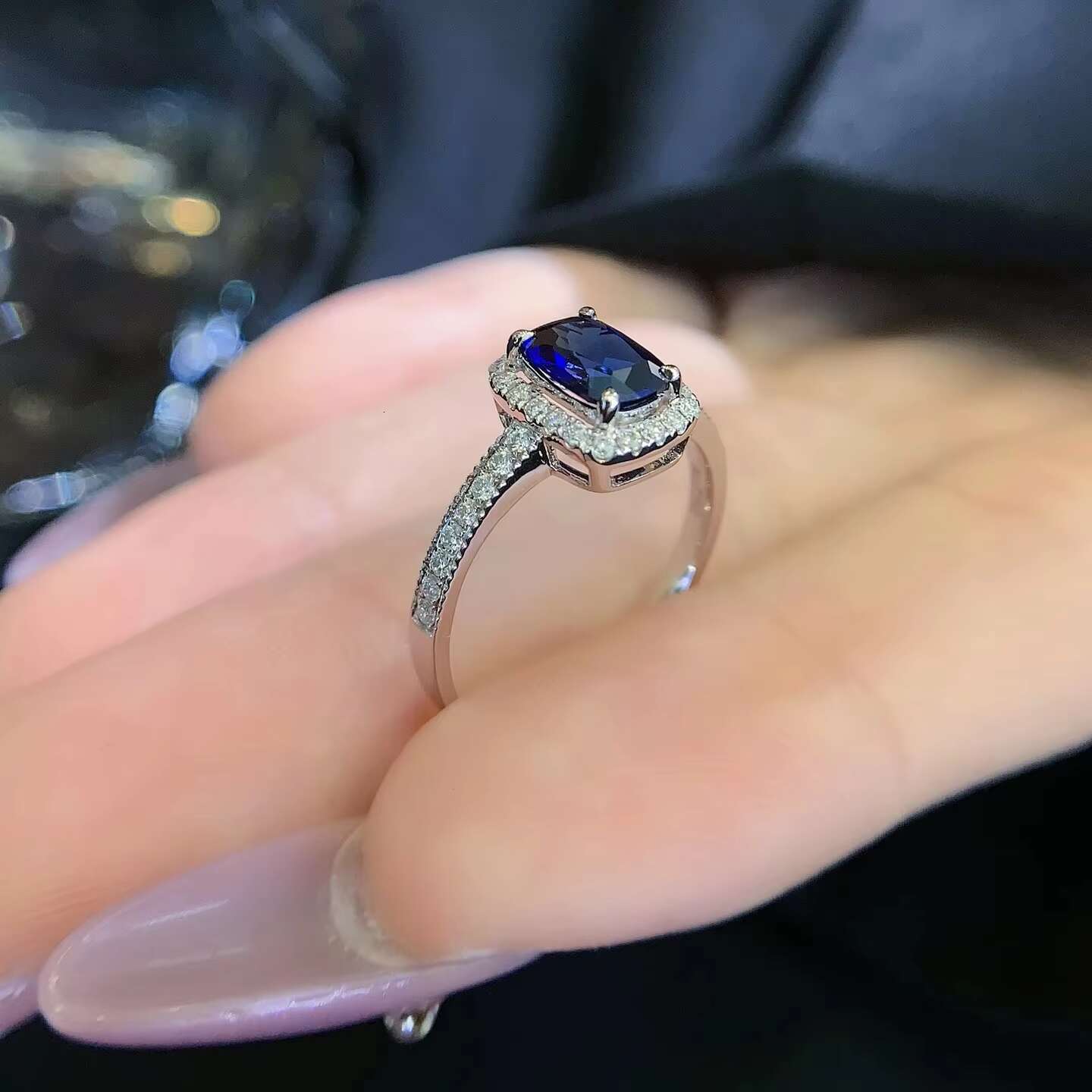 Hot Sale Customizable 9K 10K 14K 18K Solid Gold 1ct Cushion Cut Royal Blue Lab Created Sapphire Anniversary Halo Ring for Ladies