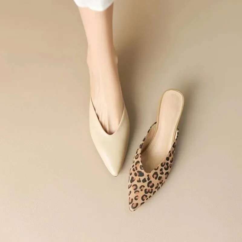 2025 summer new pointed thin heel Baotou designer fashionable mid heel half slippers women's leopard print full matching sandals
