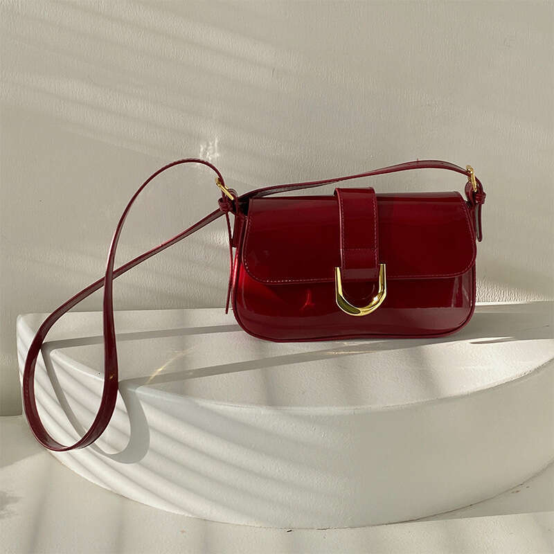 High end for women with wine red horseshoe buckle, fashionable hand-held underarm bag, single shoulder crossbody bag