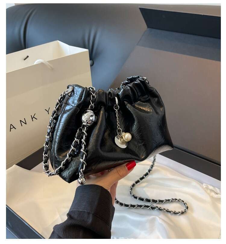 Summer haute couture, niche, versatile diagonal chain women's 2024 new silver drawstring bucket bag, cloud bag