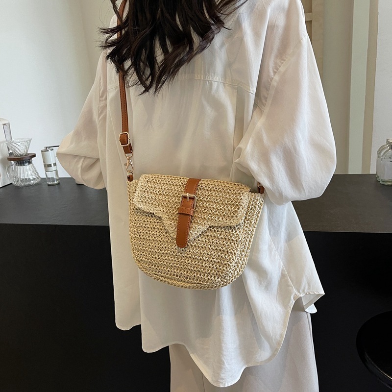 Designer 2025S daily casual versatile woven saddle new lightweight small crossbody design sense beach women summer shoulder bag