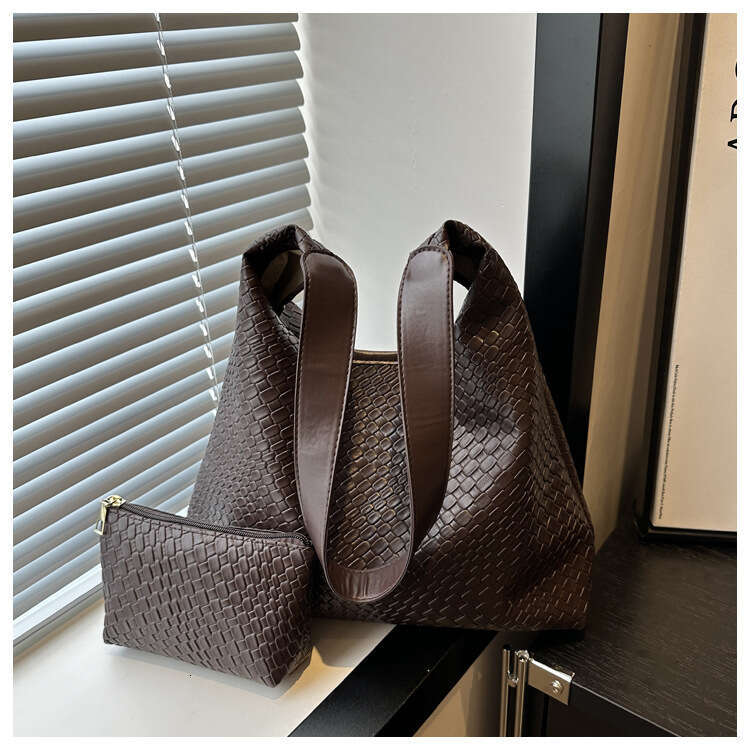 2024 new women's high-end sense shoulder woven pattern large capacity commuting tote bucket bag