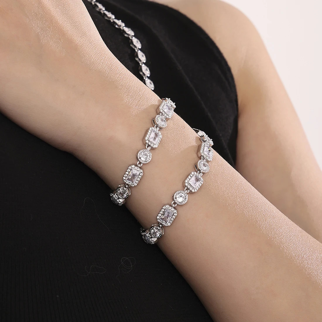 Fashionable Round Square Zircon Gold Plated Bracelet for Women Stainless Steel Bracelet Vintage Daily Charm Jewelry Gift 250326