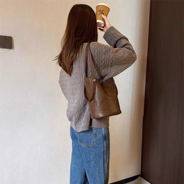 2025S Fashion Designer Small Niche Designer S Autumn And Winter New Women S Light Luxury Hand Held Bucket Bag Large Capacity Commuting Crossbody Bag F