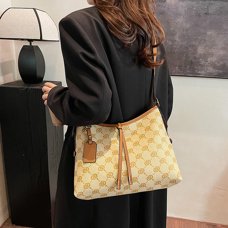 Free Shipping 2025 new Designer Bag Fashion Leisure Travel Tote Bag Handbill Shoulder Bag Women's Daily Matching