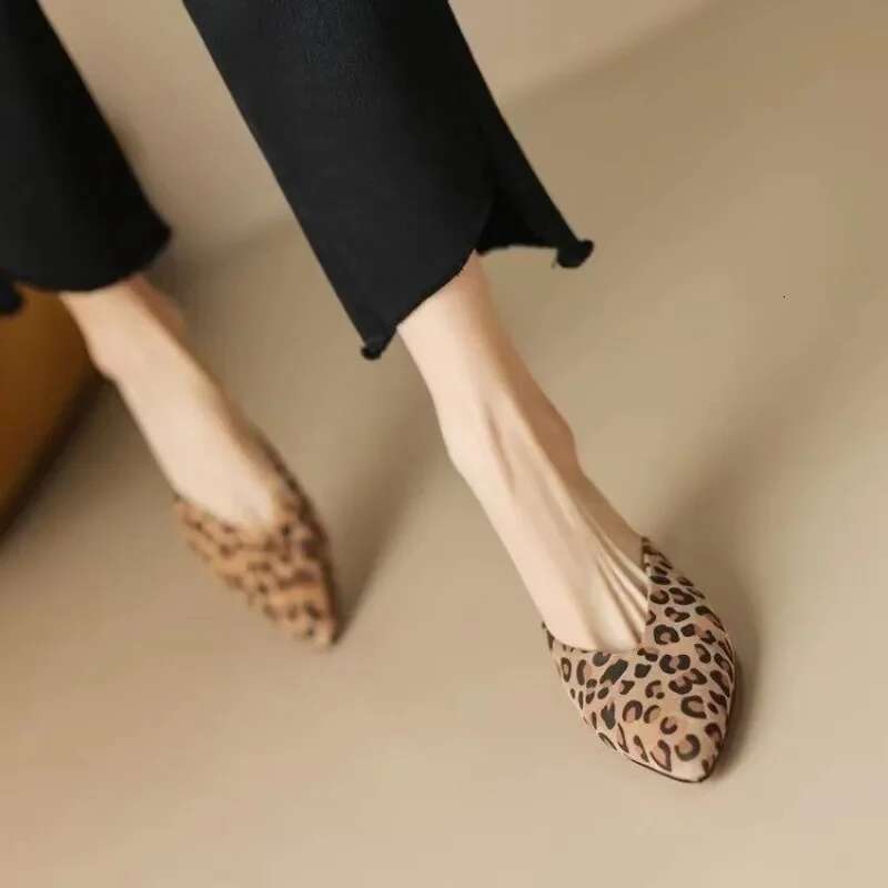 2025 summer new pointed thin heel Baotou designer fashionable mid heel half slippers women's leopard print full matching sandals