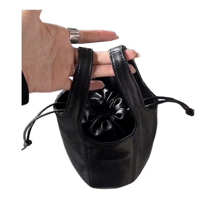 2025S Fashion Designer Vegetable Basket Niche Design Cartilage Large Capacity High End Feeling Versatile Commuting Hand Held Bucket Bag Crossbody Bag