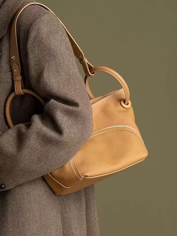 2025S Fashion Designer Niche Commuting Basket Women S New Handheld Tote Bag Soft Leather Lazy Style Single Shoulder Crossbody Bag