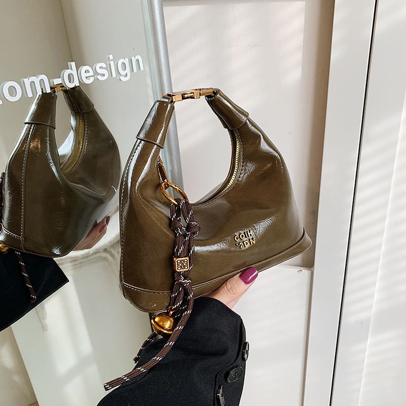 Fashionable Handheld Dumpling for Women Korean Edition 2025 Spring Trend High Texture Wrinkled Shoulder Versatile and Small niche Women's Bun