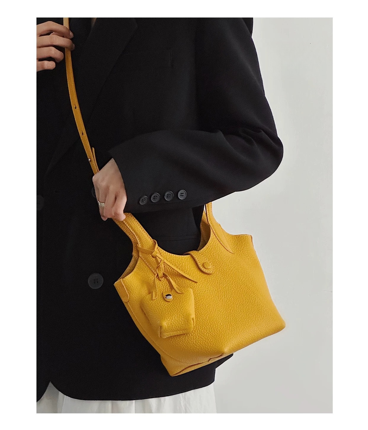 2025S Fashion Designer Handheld Vegetable Basket Bag Women S New Style Light Luxury Niche Single Shoulder Crossbody Casual Soft Leather Versatile Buck