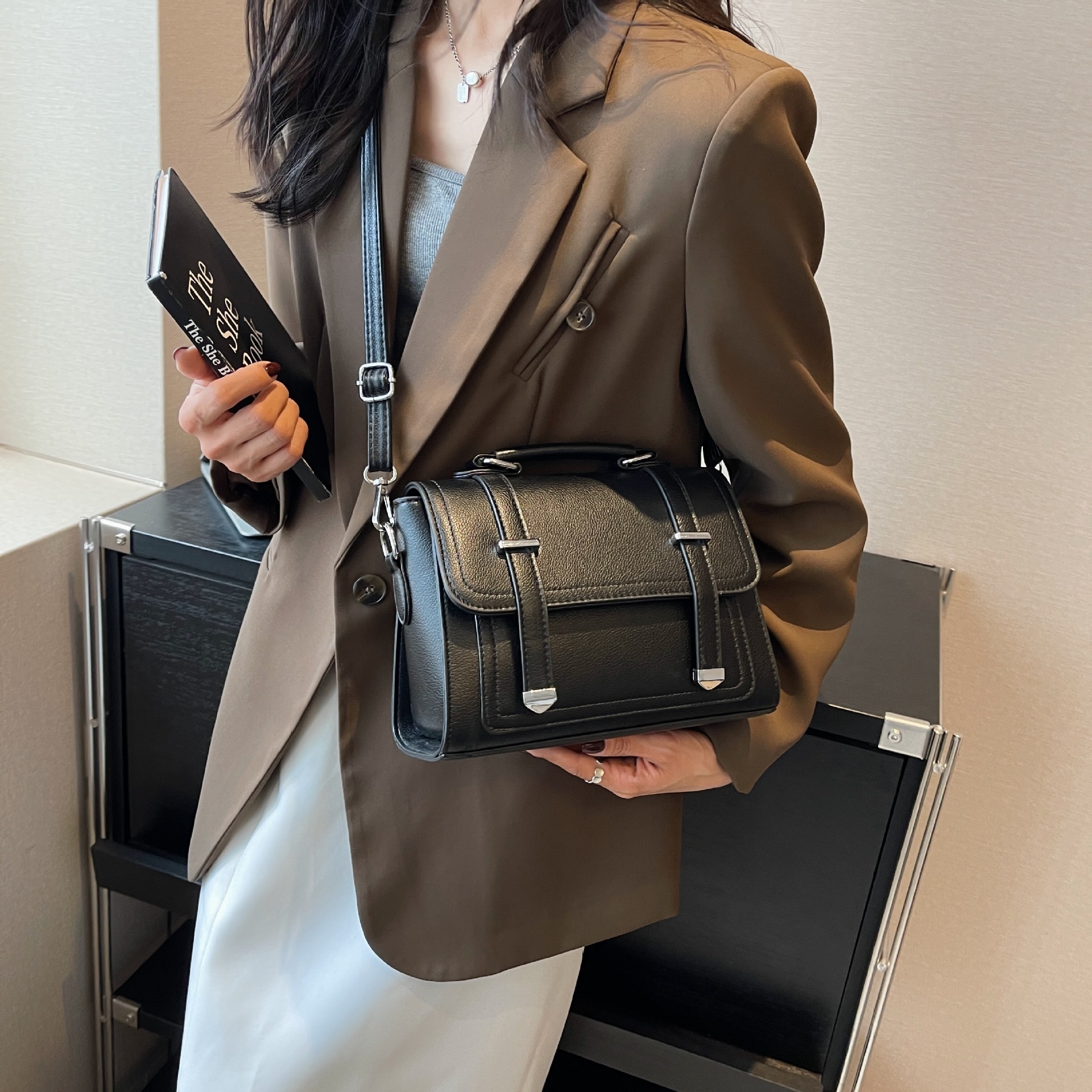 The new niche design all-in-one cross-body bag Fashion simple small pocket bag