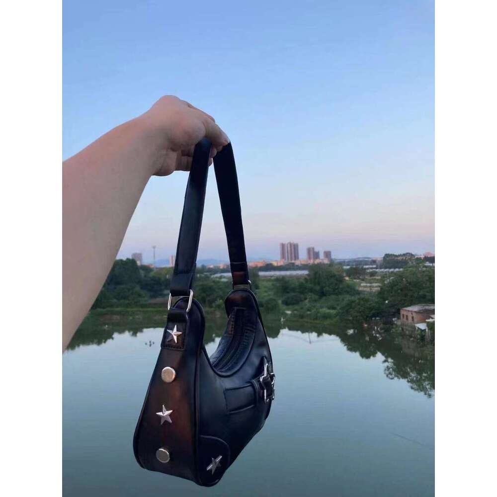 95 French Stick 2024 New Spicy Girl Underarm Popular PU Leather Personalized Star Buckle Single Shoulder Women's Bag This Year