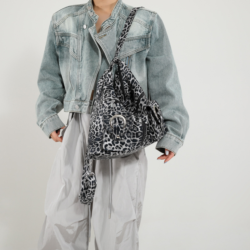 Leopard print women 2025 new trendy and versatile large capacity for leisure travel, lightweight commuting backpack