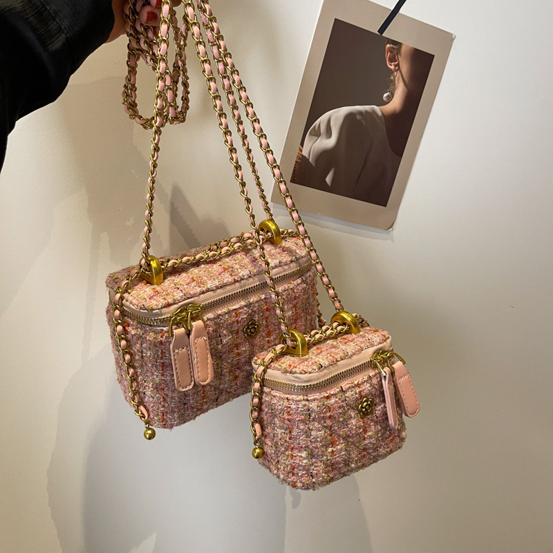 Xiaoxiangfeng woolen mini chain women 2025 new niche design box bag, versatile crossbody bag for spring and summer