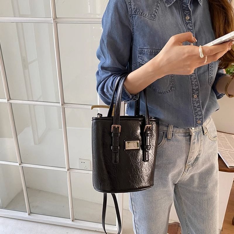 2025S Fashion Designer Handheld Korean Water Bucket Bag For Women New Trendy And High End Niche Design Hand Held Commuting Bag Crossbody