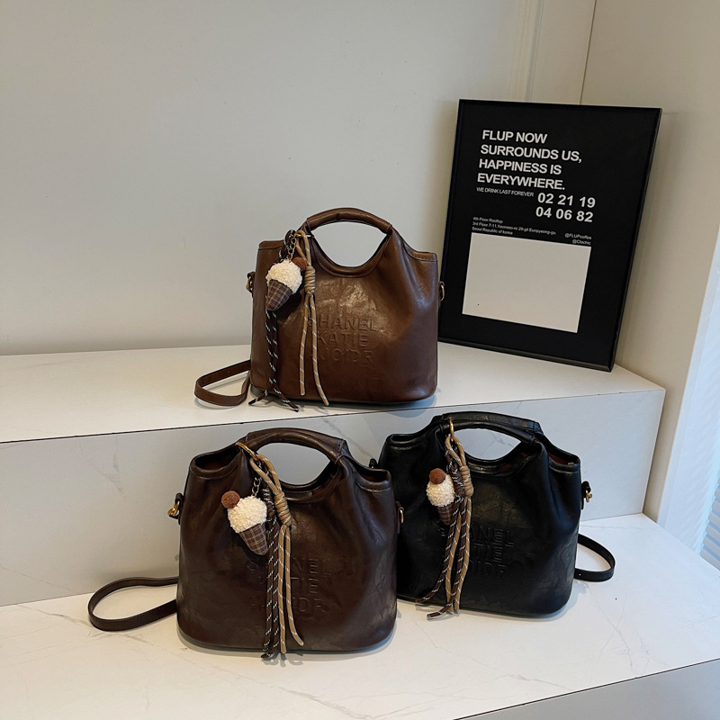 2025 new minimalist hand-held fashionable casual bucket shoulder trendy versatile crossbody women's bag