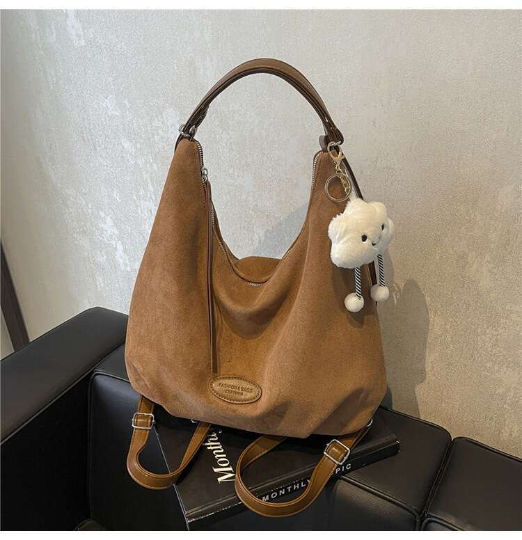 42 Fashionable pleated women's autumn and winter new style large capacity bag 2024 texture double shoulder suede trendy pendant