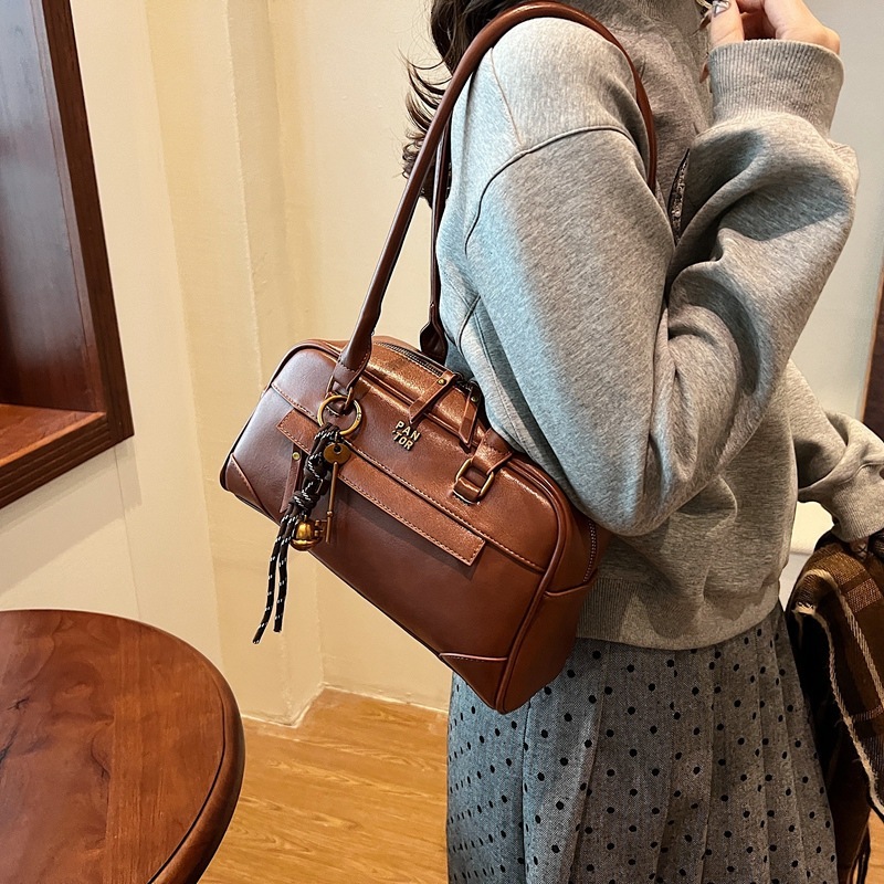 Small niche design armpit commuting handbag for women 2025 simple bowling versatile shoulder bag