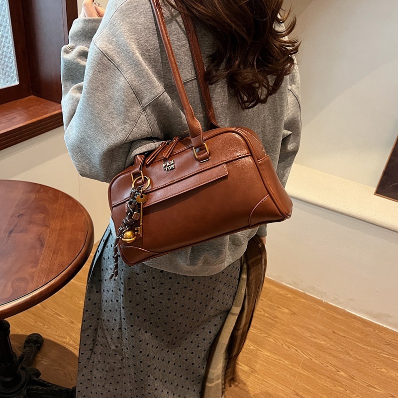 Small niche design armpit commuting handbag for women 2025 simple bowling versatile shoulder bag