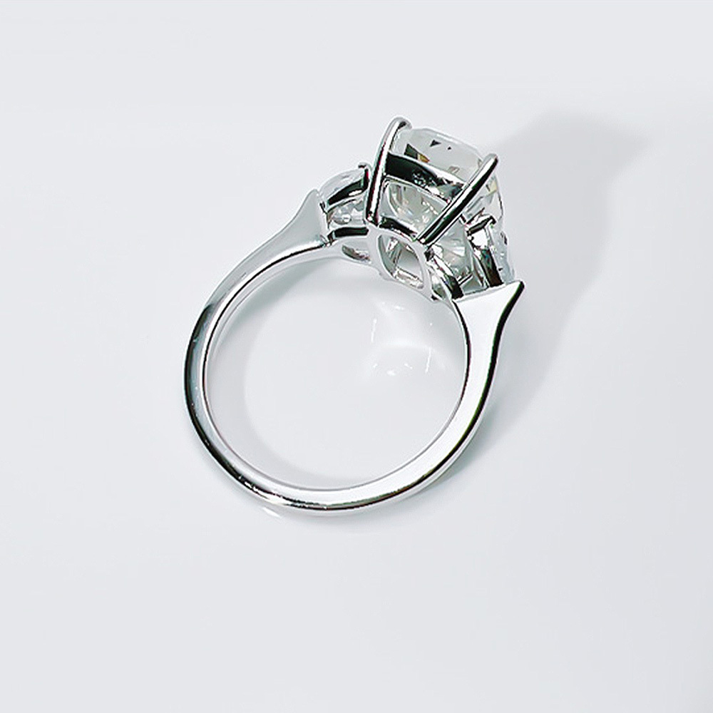 2025 Choucong Ins Top Sell Wedding Rings Deluxe Jewelry Soild 100% 925 Sterling Silver Dove Egg Large Cushion Shape White Moissanite Diamond Party Ete