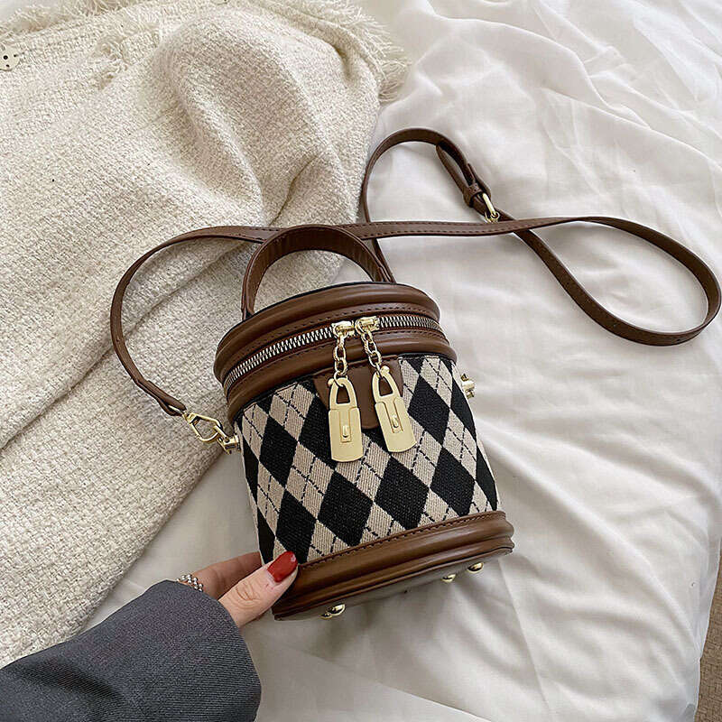 This year's popular small for women in the spring of 2025 are fashionable and niche crossbody with texture diamond grid hand-held bucket bags