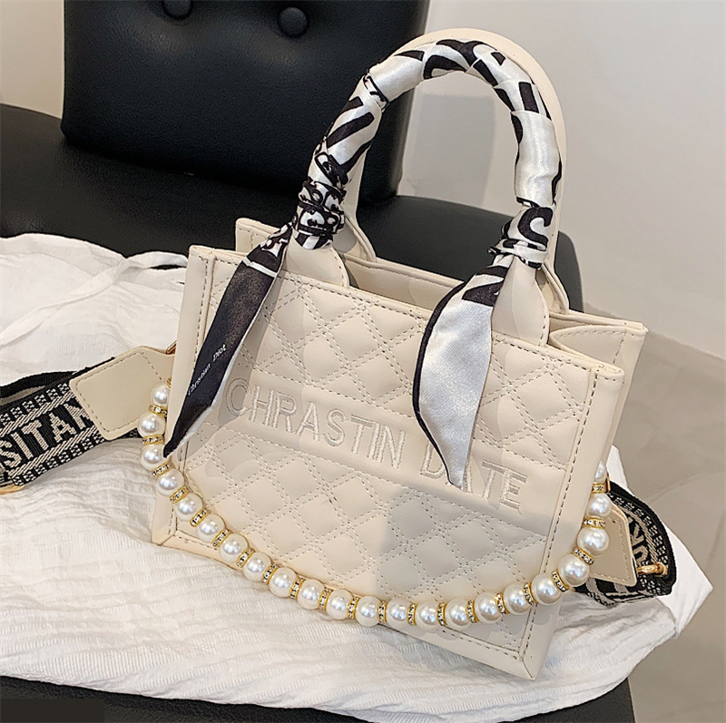 Free shipping 2025 new designer bag fashionable commuting large capacity diamond grid crossbody bag single shoulder tote bag for women white
