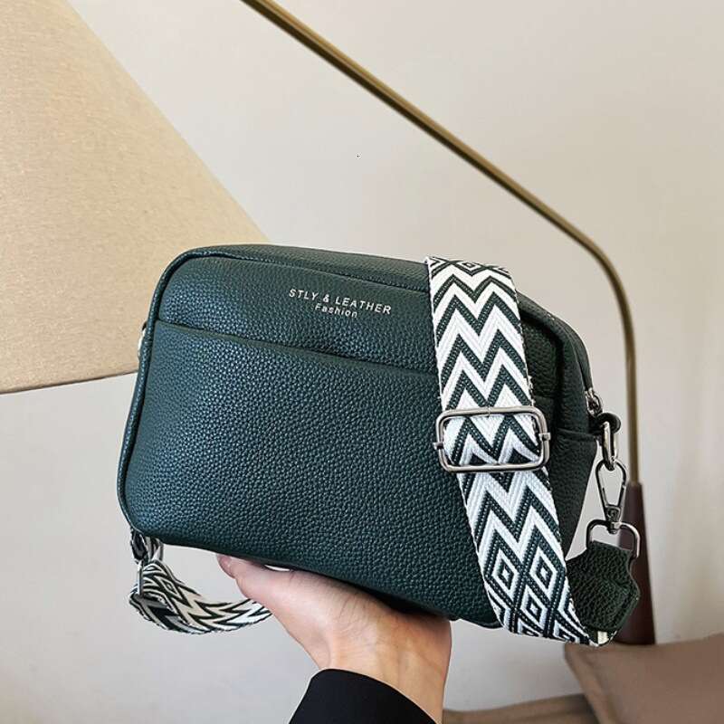 New women's with wide straps, fashionable and simple commuting casual single shoulder crossbody bag, small square bag