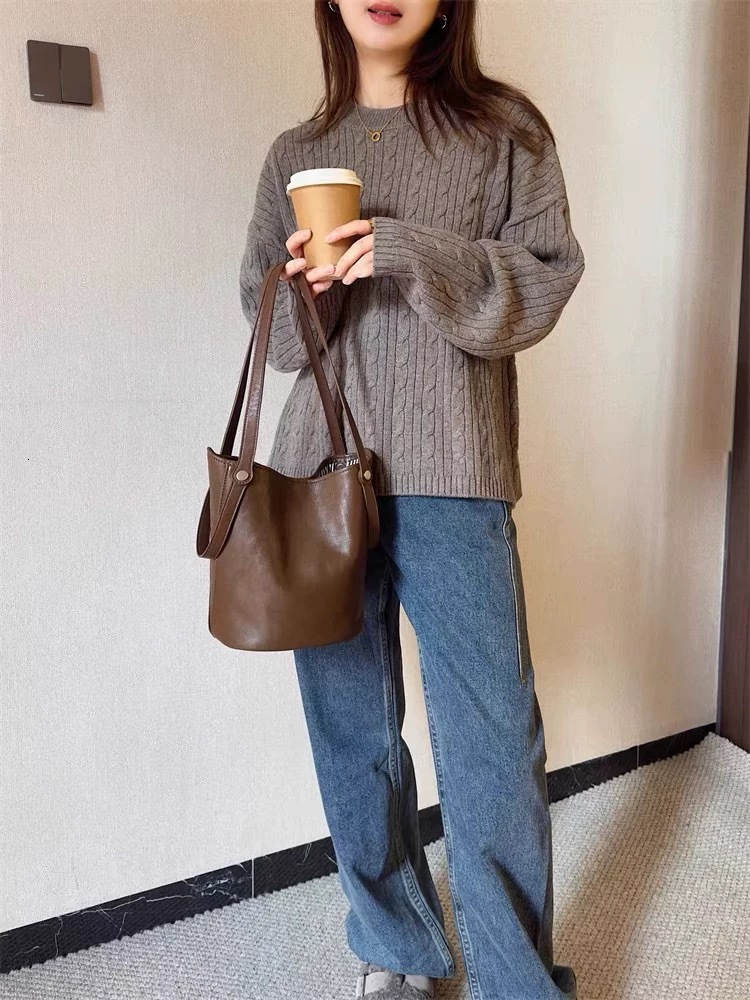 2025S Fashion Designer Advanced Water Bucket For Women Autumn And Winter New Large Capacity Armpit Versatile Tote Bag Commuting Bag