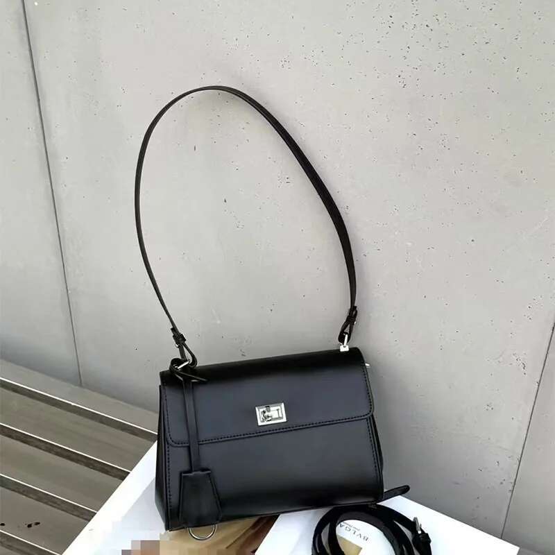 2025 New Genuine Leather Messenger Fashion Shoulder Underarm Sliver Lock Brand Daily Simple Casual Versatile Bag