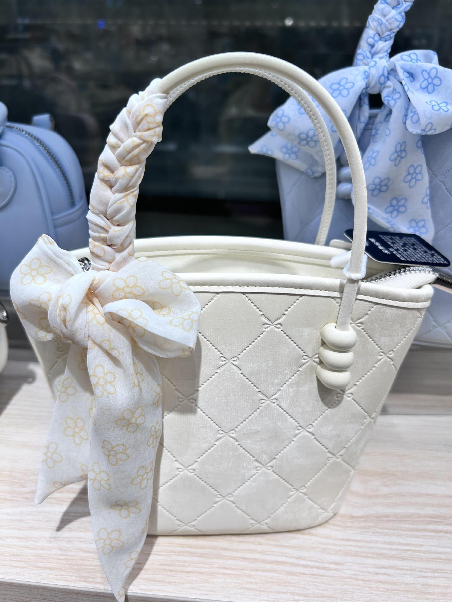 2025S Fashion Designer New Light Luxury Niche High End Fashion Versatile Commuting Large Capacity Hand Held Single Shoulder Women S Crossbody Bag