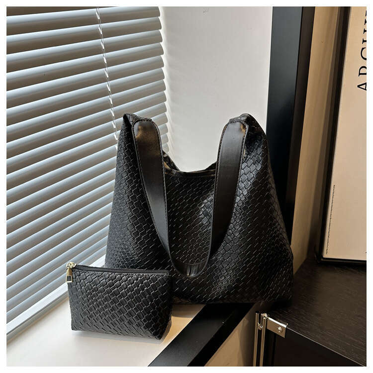 2024 new women's high-end sense shoulder woven pattern large capacity commuting tote bucket bag