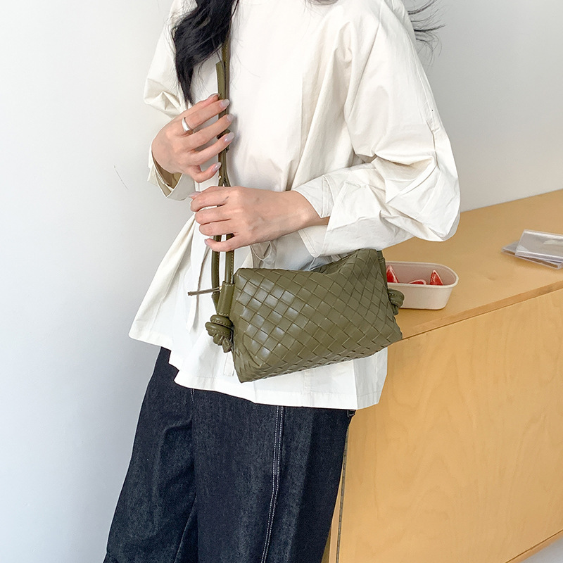 Fashion Trend New Braided Hand Camera Women 2025 Spring Korean Version Simple Everything Single Shoulder Crossbody Designer Bag