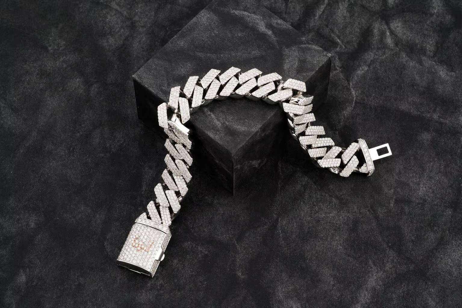 Two Row VVS Moissanite Cuban Link Chain Bracelet New Design Iced Out Moissanite Jewelry Diamond Main Stone for Gift From India