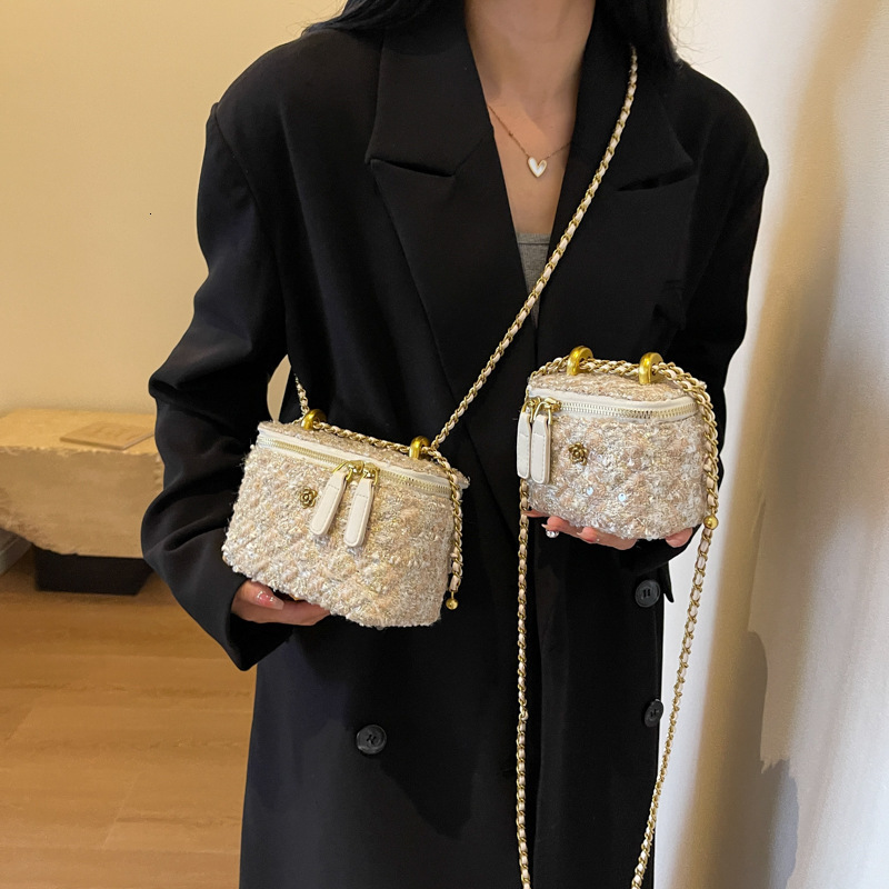 Xiaoxiangfeng woolen mini chain women 2025 new niche design box bag, versatile crossbody bag for spring and summer