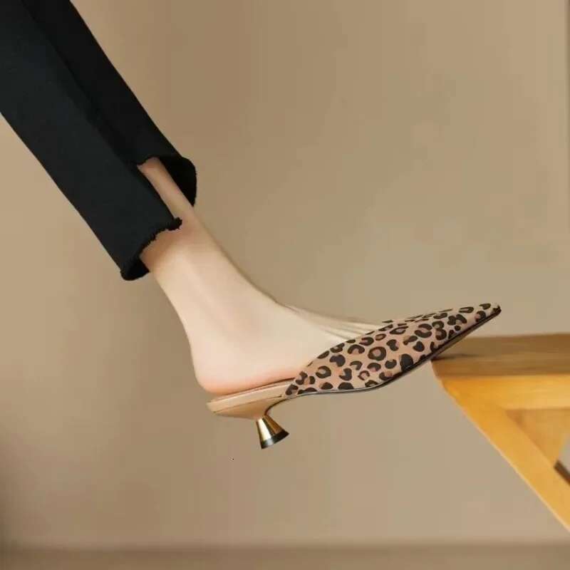 2025 summer new pointed thin heel Baotou designer fashionable mid heel half slippers women's leopard print full matching sandals