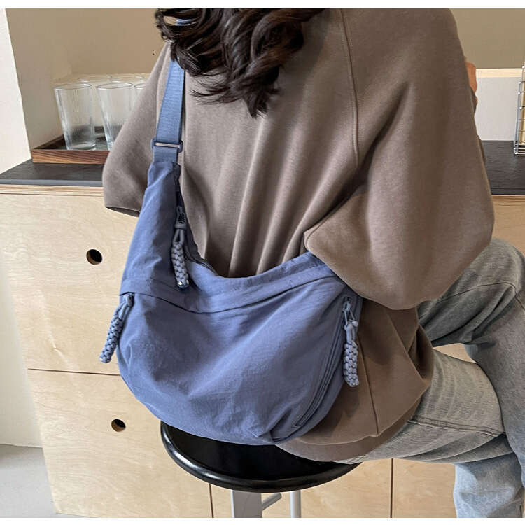 Fashionable girl class crossbody simple and large capacity shoulder bag, ins high-end commuting dumpling bag