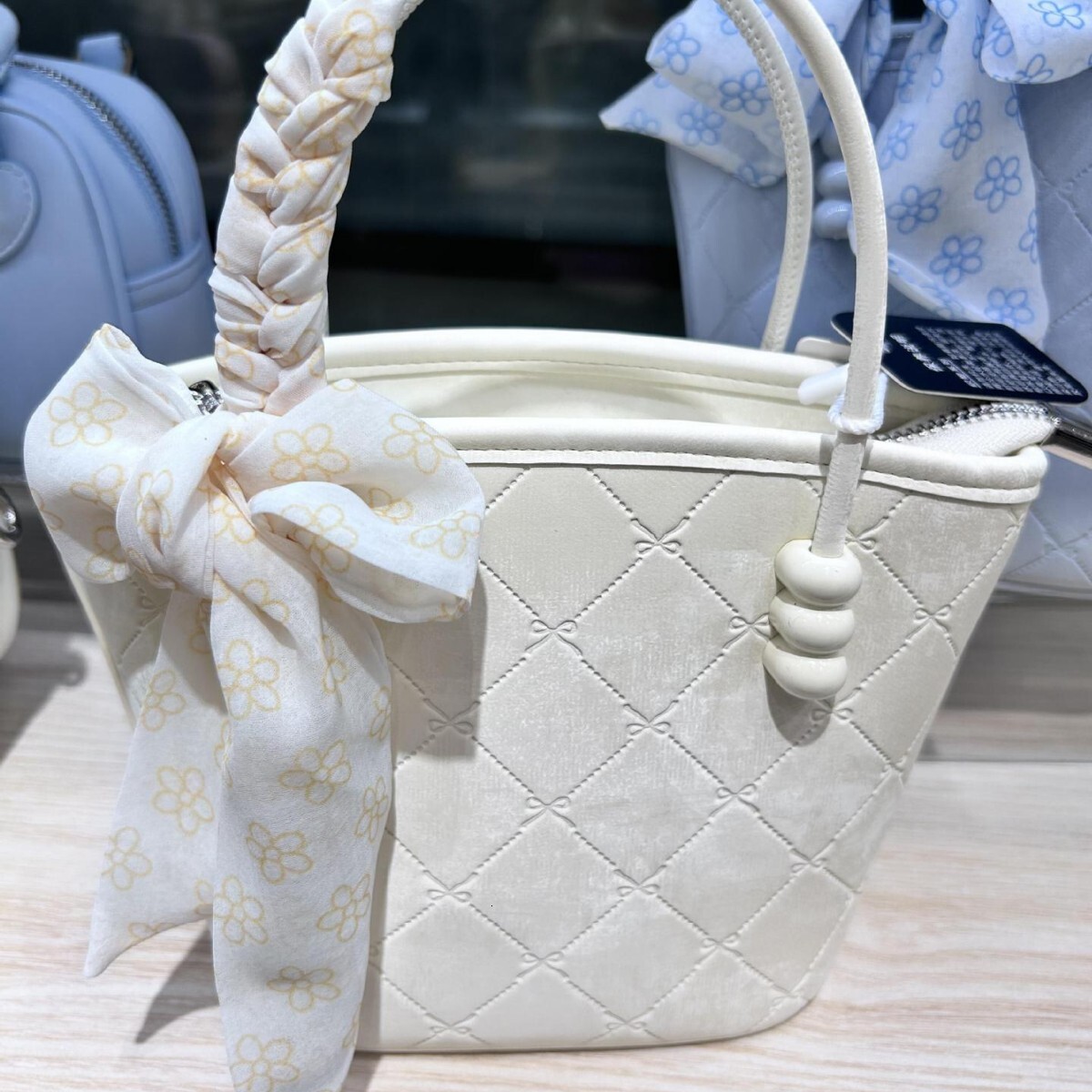2025S Fashion Designer New Light Luxury Niche High End Fashion Versatile Commuting Large Capacity Hand Held Single Shoulder Women S Crossbody Bag