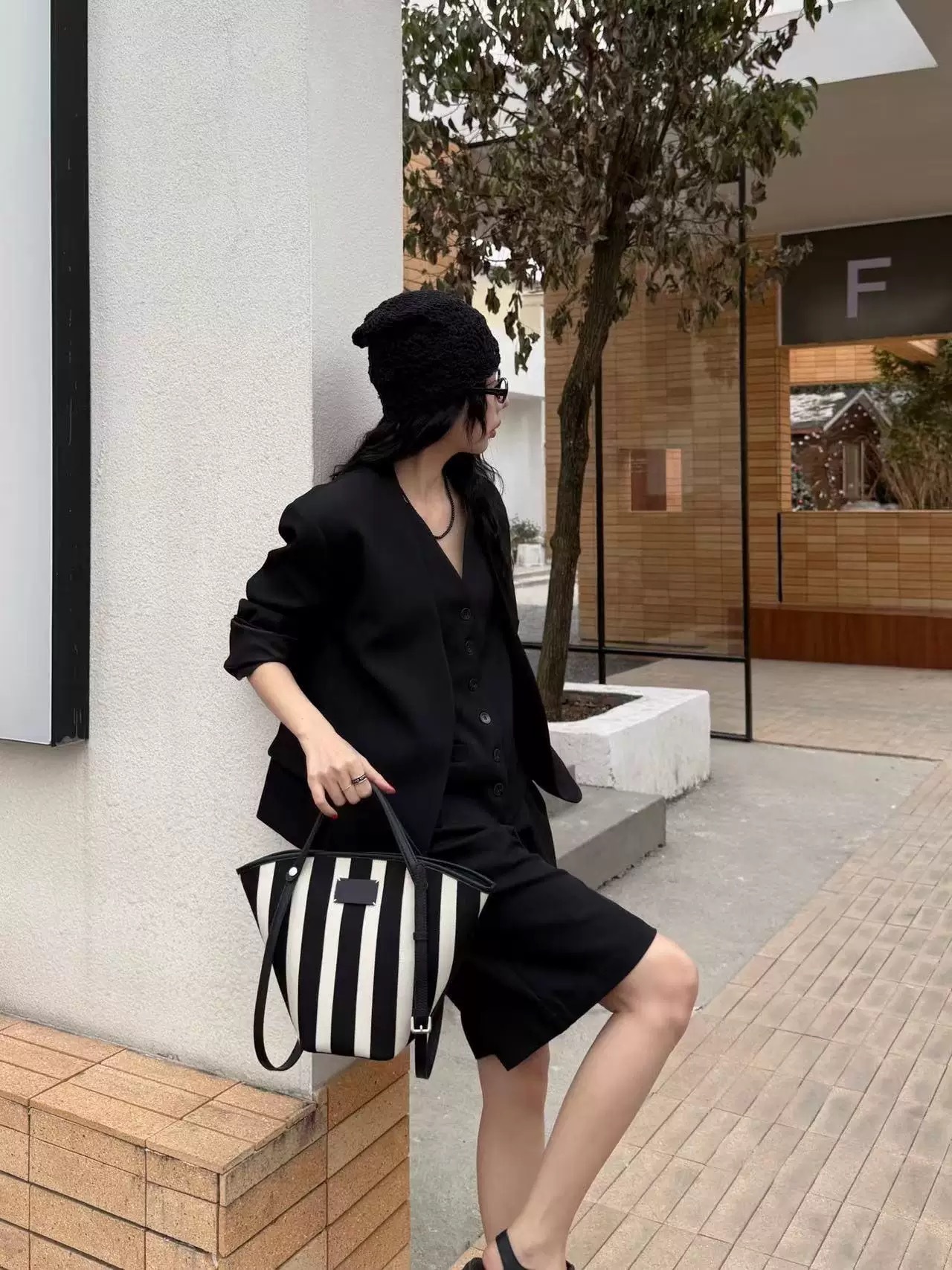 2025S Fashion Designer Handheld Striped Vegetable Basket For Women S New Early Spring Commuting Woven Fabric Single Shoulder Bucket Bag