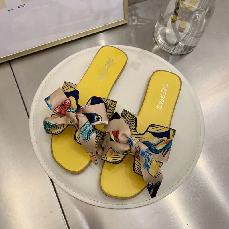 2025 Summer New Ethnic Graffiti Designer Fashion Bow Sandals Korean Edition One Word Slippers Indoor and Outdoor Beach Shoes1