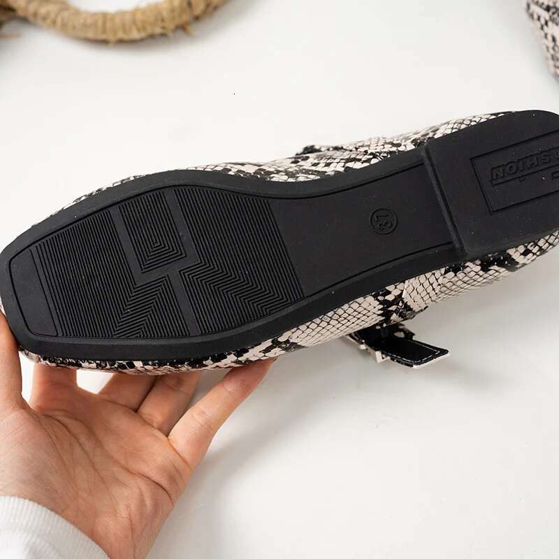 2025 summer new snake patterned comfortable designer fashionable flat shoes for women, lightweight and soft casual shoes