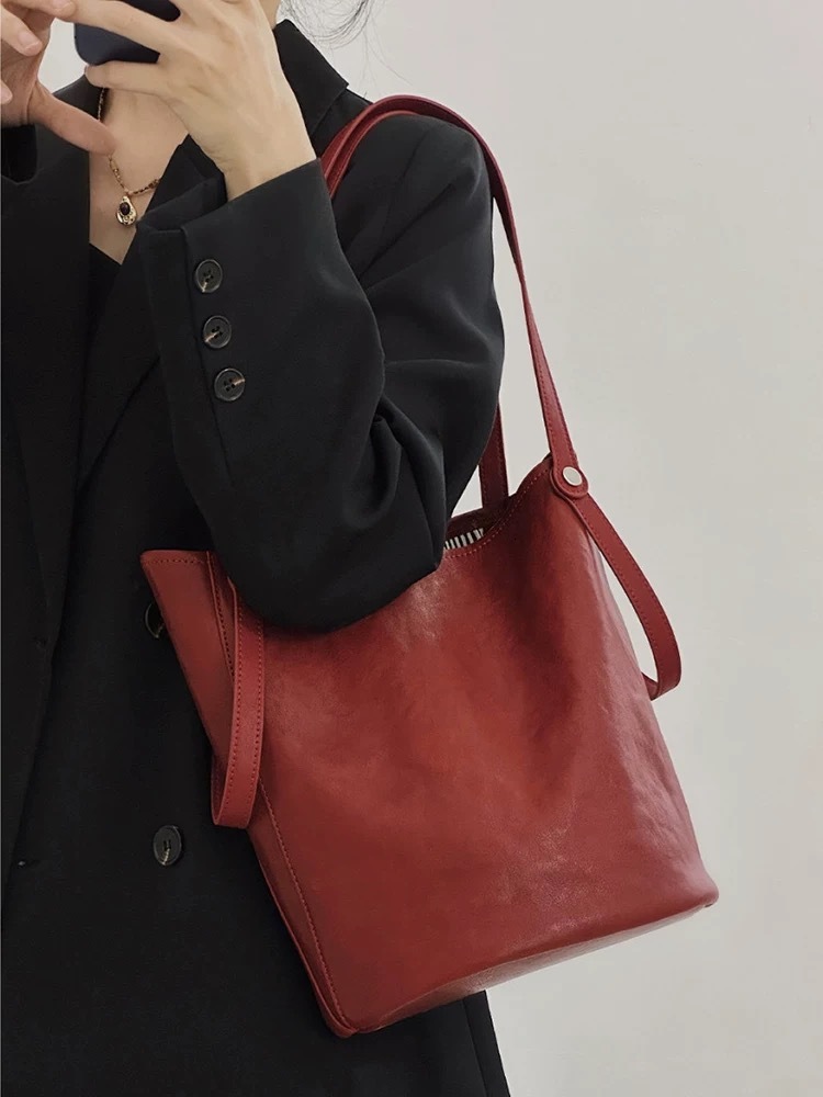 2025S Fashion Designer Advanced Water Bucket For Women Autumn And Winter New Large Capacity Armpit Versatile Tote Bag Commuting Bag
