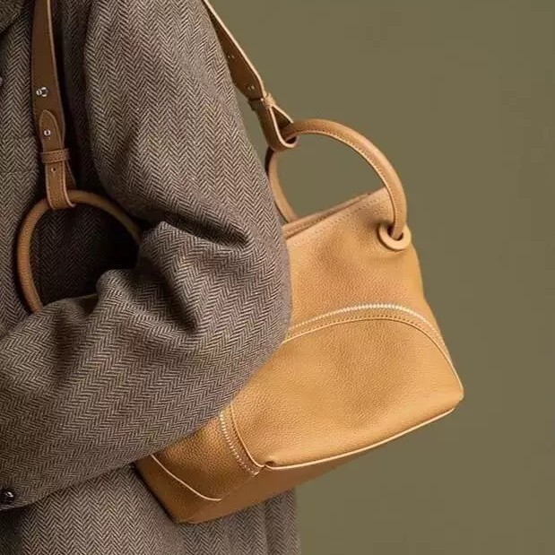 2025S Fashion Designer Niche Commuting Basket Women S New Handheld Tote Bag Soft Leather Lazy Style Single Shoulder Crossbody Bag